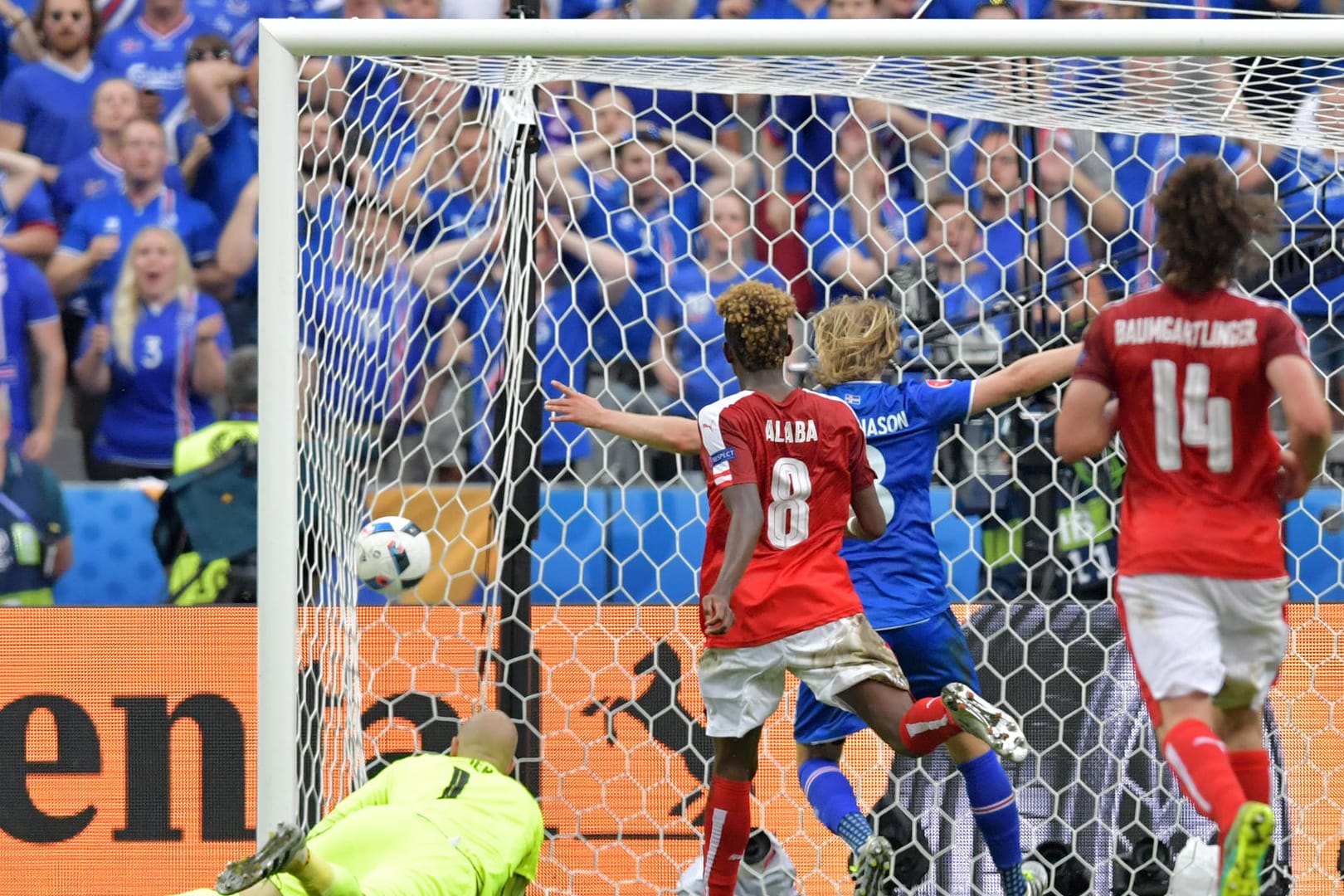 In der Nachspielzeit gelang Island (blaue Trikots) der erlösende 2:1-Siegtreffer gegen Österreich.