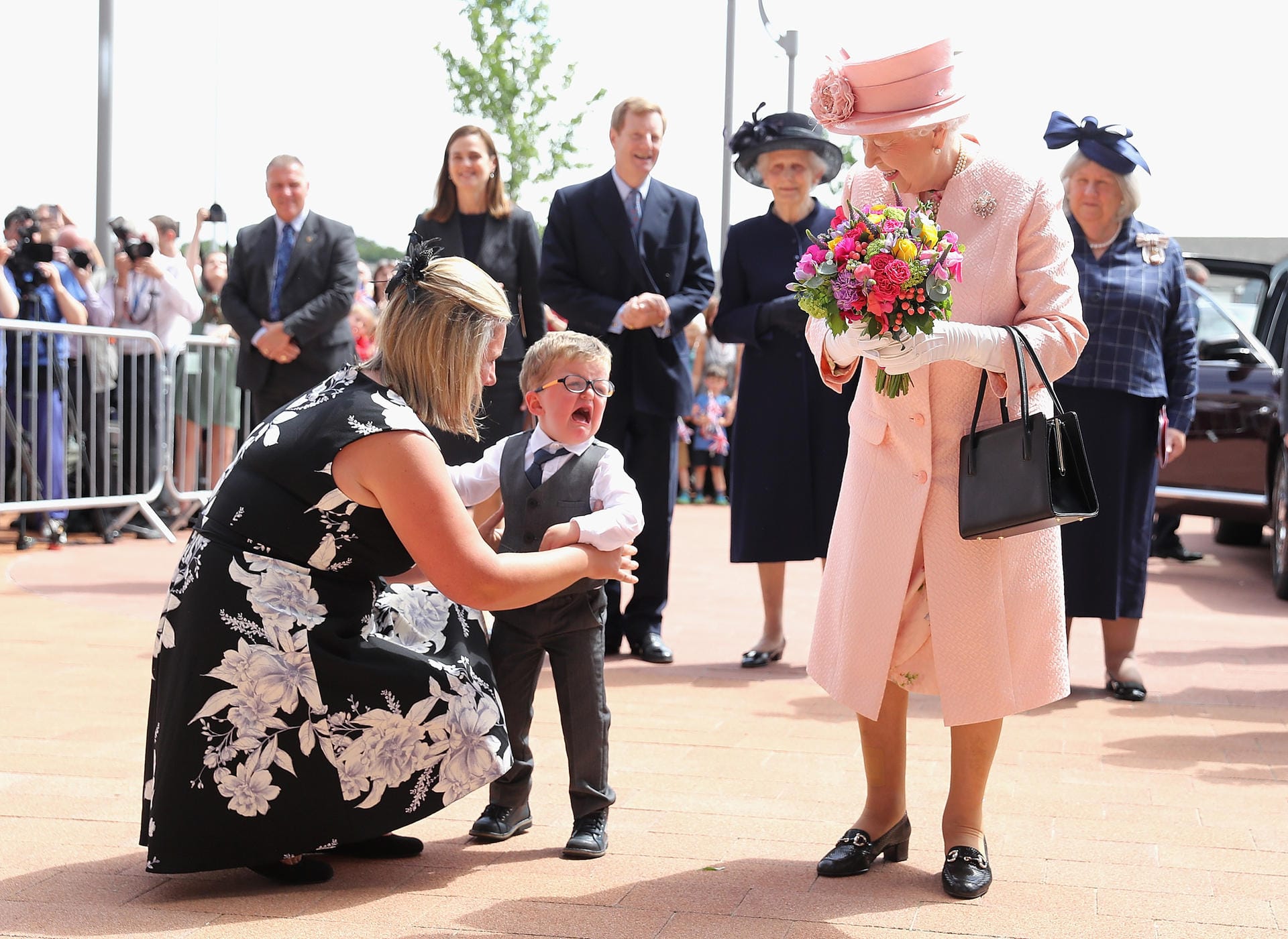 Am 22. Juni 2016 eröffnete die Queen in Liverpool ein Kinderkrankenhaus. Der Zweijährige, der Elizabeth einen Blumenstrauß überreichen sollte, brach dabei spektakulär in Tränen aus.