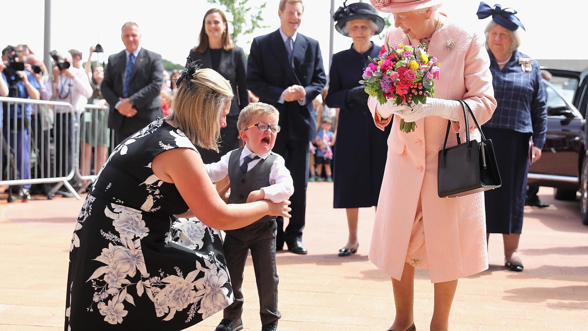 Am 22. Juni 2016 eröffnete die Queen in Liverpool ein Kinderkrankenhaus. Der Zweijährige, der Elizabeth einen Blumenstrauß überreichen sollte, brach dabei spektakulär in Tränen aus.