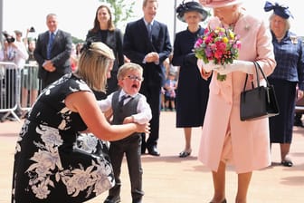 Am 22. Juni 2016 eröffnete die Queen in Liverpool ein Kinderkrankenhaus. Der Zweijährige, der Elizabeth einen Blumenstrauß überreichen sollte, brach dabei spektakulär in Tränen aus.