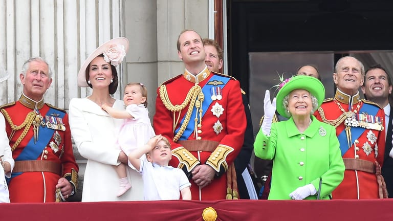 Am 21. Juni 2016 fand die traditionelle Geburtstagsparade für die Queen, "Trooping the Colour", in London statt. Um bei den Feiern zu ihrem 90. Geburtstag auch garantiert nicht übersehen zu werden, wählte Elizabeth einen Mantel in der wohl schrillste Farbe, die sie finden konnte. Trotzdem stahlen ihr Kate, William und ihre Kinder George und Charlotte auf dem Balkon des Buckingham Palastes mühelos die Show.
