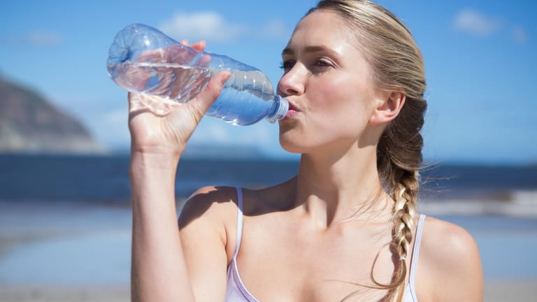 Reines Wasser ist der beste Durstlöscher bei Hitze.