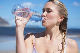 Reines Wasser ist der beste Durstlöscher bei Hitze.