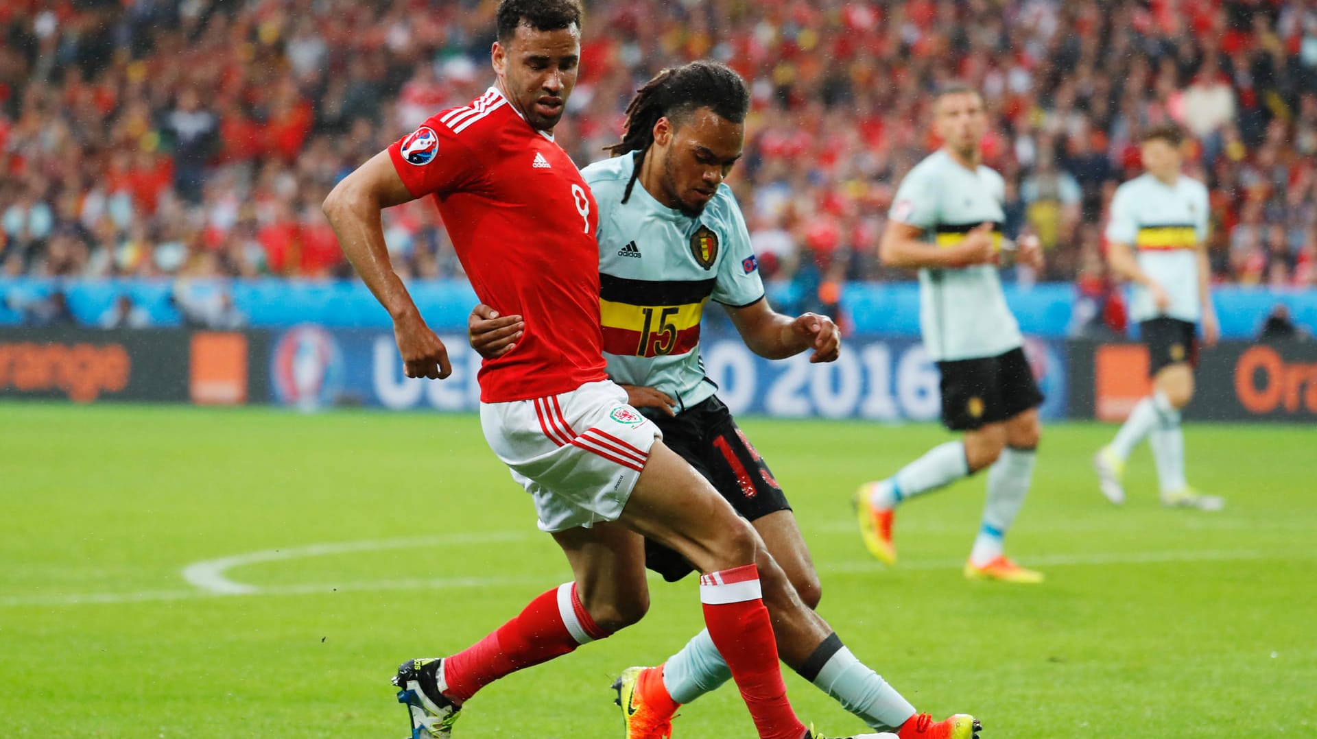Wales' Hal Robson-Kanu (li.) im Duell mit Belgiens Jason Denayer.