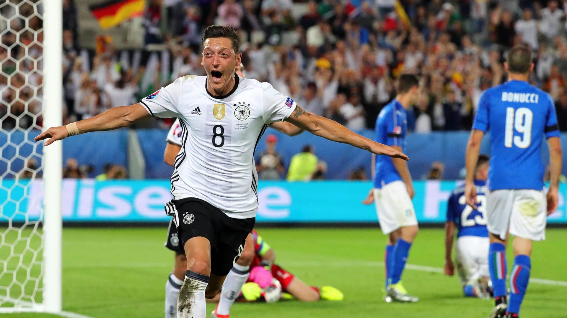 Mesut Özil jubelt, Deutschland steht im EM-Halbfinale.