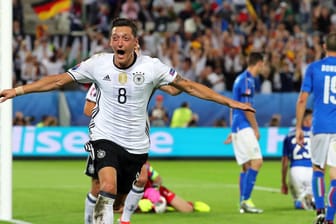 Mesut Özil jubelt, Deutschland steht im EM-Halbfinale.