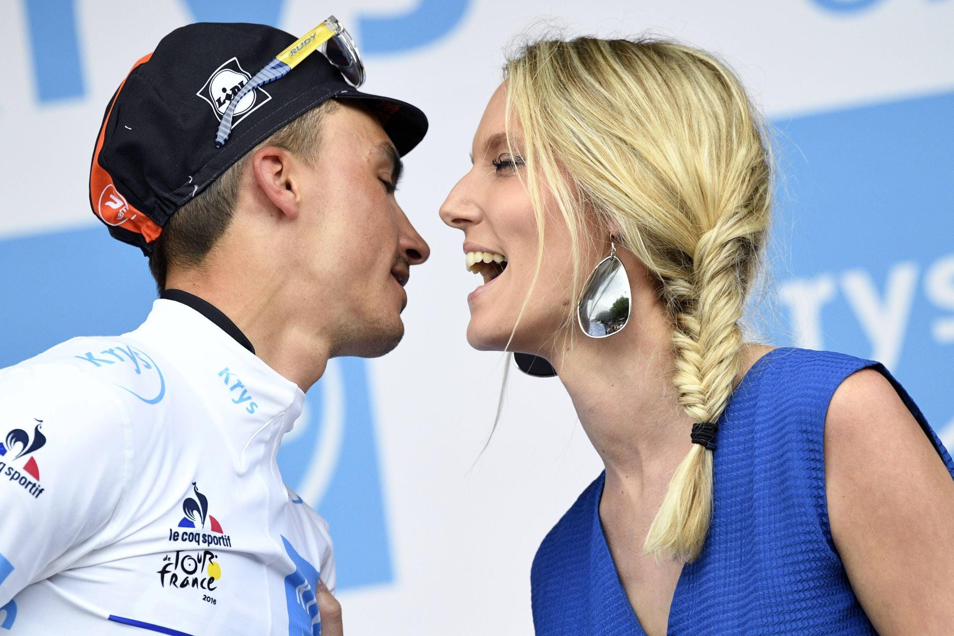 Annäherungsversuch: Der Franzose Julian Alaphilippe kommt auf dem Podium der Tour de France einer Blondine näher.