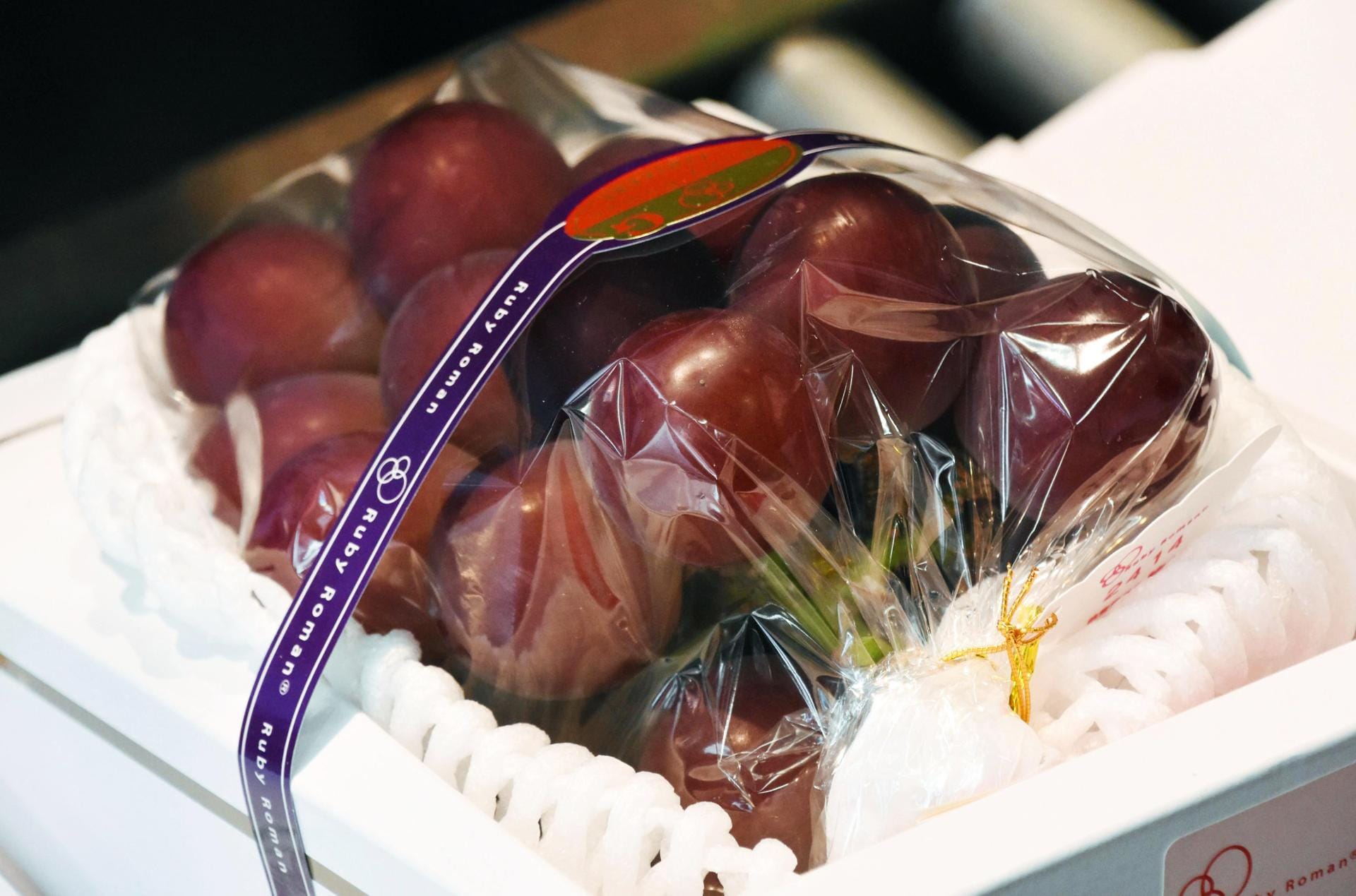 Frische Früchte sind in Japan oft ein Prestige-Objekt. Das im Juli 2016 für 9800 Euro ersteigerte Bündel der Sorte "Ruby Romans" zählt nur 30 Weinbeeren - eine einzelne ist damit 327 Euro wert.