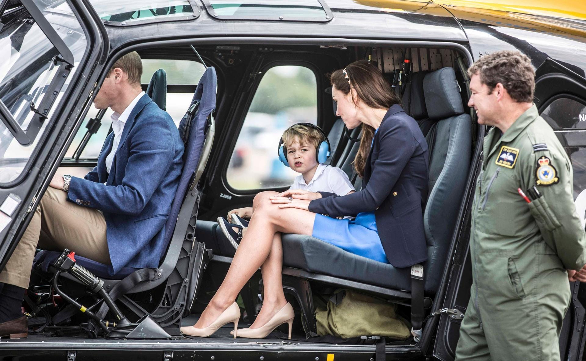 Der Mini-Prinz durfte auch in einem Squirrel-Helikopter Platz nehmen, in dem sein Vater einst seine Ausbildung als Hubschrauberpilot absolvierte.
