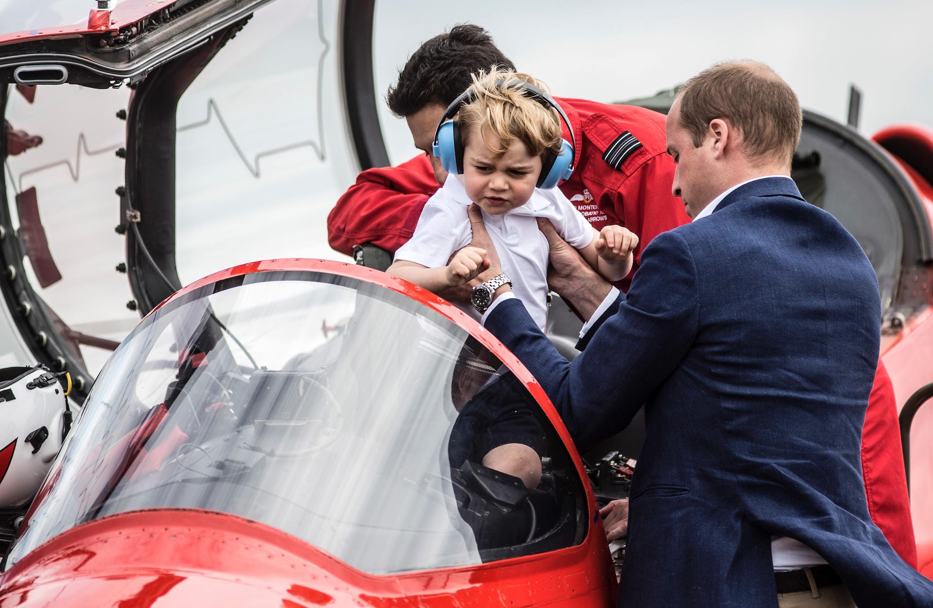 Was für ein süßer kleiner Kerl! Prinz George besucht am 8. Juli 2016 mit seinen Eltern Prinz William und Herzogin Kate die Flugschau "Royal international Air Tattoo".