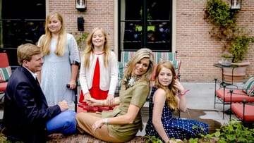 Die niederländische Königsfamilie bei traditionellen Fototermin zu Beginn der Sommerferien. Kronprinzessin Amalia geht an Krücken, weil sie einen verstauchten Fuß hat.