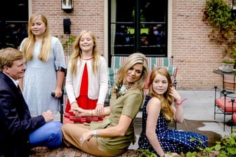 Die niederländische Königsfamilie bei traditionellen Fototermin zu Beginn der Sommerferien. Kronprinzessin Amalia geht an Krücken, weil sie einen verstauchten Fuß hat.