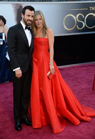 Seit August 2015 ist Aniston mit dem Schauspieler und Drehbuchautor Justin Theroux verheiratet. Das Paar hatte sich 2011 während der Dreharbeiten zum Film "Wanderlust – Der Trip ihres Lebens" verliebt.
