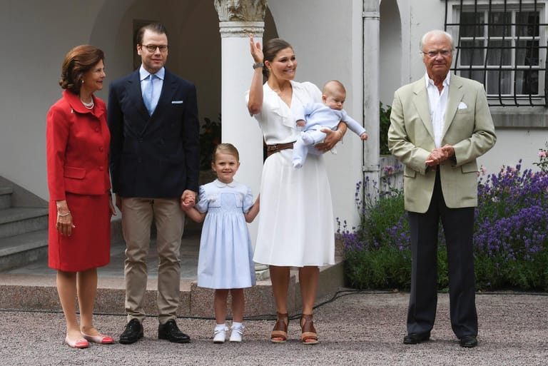 Königin Silvia, Prinz Daniel, Prinzessin Estelle, Kronprinzessin Victoria mit Prinz Oscar und König Carl XVI Gustaf am Geburtstag von Victoria.