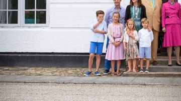 Fototermin mit kackendem Hund. Dieser Vierbeiner sorgten beim sommerlichen Fototermin der dänischen Königsfamilie für Erheiterung. Besonders Prinz Christian konnte sich vor Lachen kaum halten.
