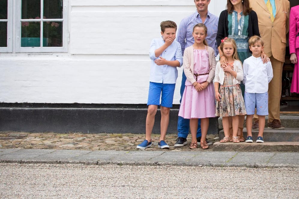 Fototermin mit kackendem Hund. Dieser Vierbeiner sorgten beim sommerlichen Fototermin der dänischen Königsfamilie für Erheiterung. Besonders Prinz Christian konnte sich vor Lachen kaum halten.