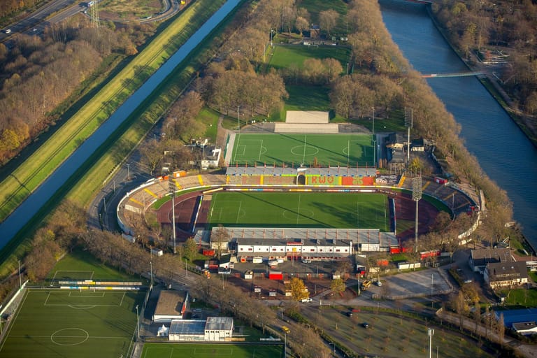 Das Stadion Niederrhein in Oberhausen wurde im Jahr 1926 erbaut - und zwar auf der sogenannten "Emscherinsel", die sich herrlich gelegen zwischen Rhein-Herne-Kanal und Emscher befindet. Es ist seit jeher die Heimstätte von Rot-Weiß Oberhausen. Bis zu 21.318 Zuschauer finden an Spieltagen auf den Rängen Platz.