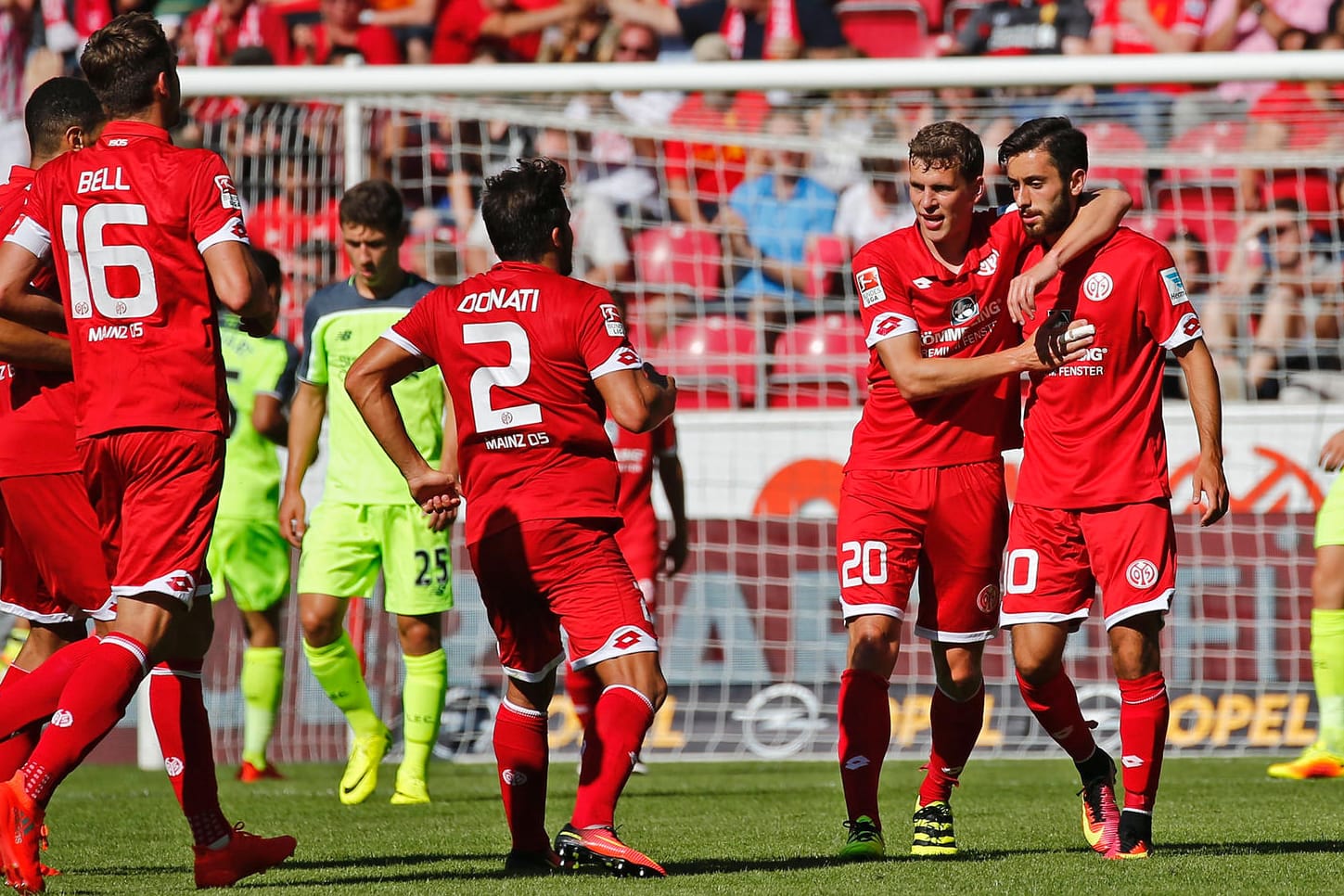 Der Mainzer Yunus Malli (re.) von Mainz jubelt nach seinem Tor zum 3:0 mit Fabian Frei.