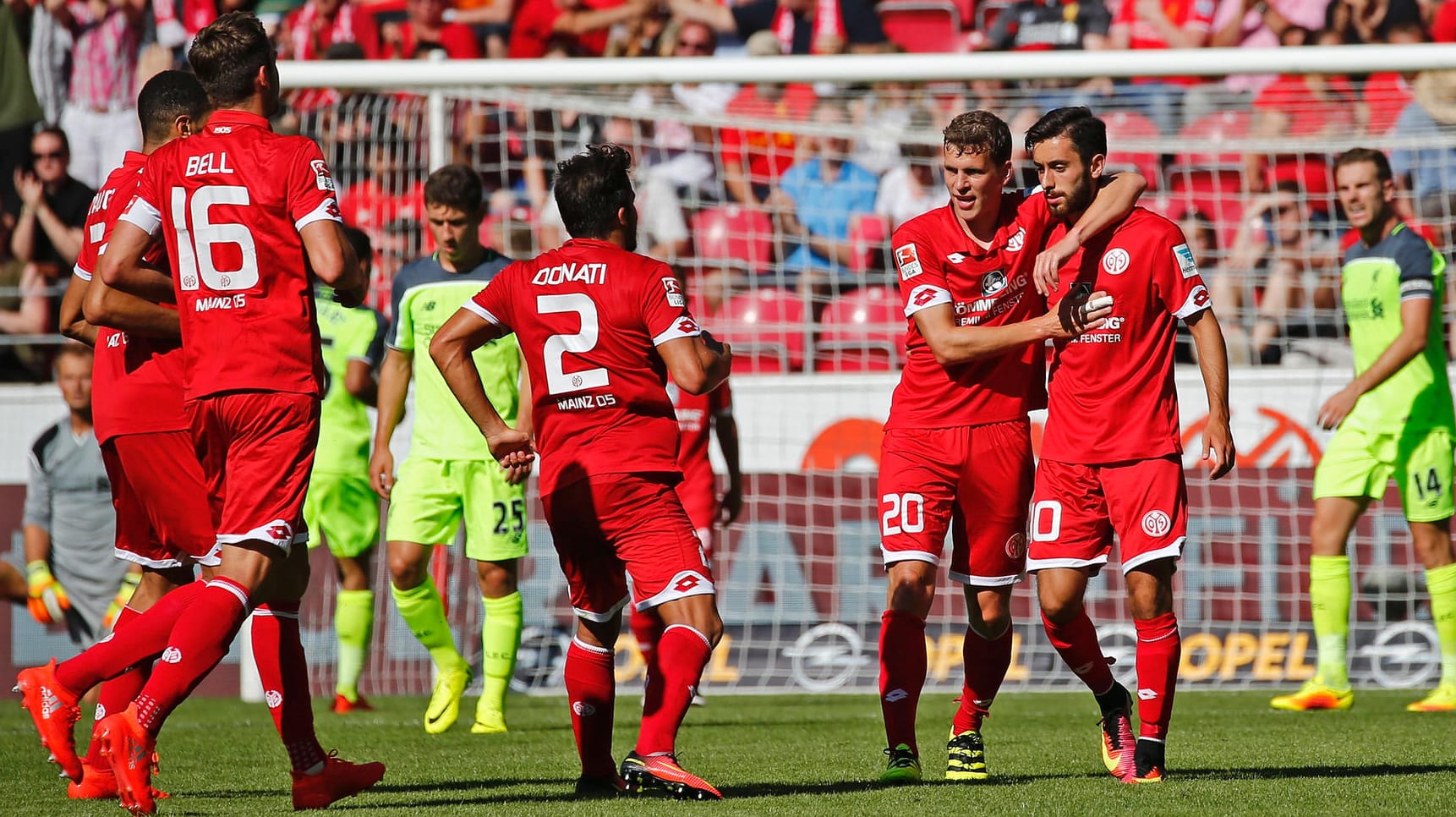 Der Mainzer Yunus Malli (re.) von Mainz jubelt nach seinem Tor zum 3:0 mit Fabian Frei.