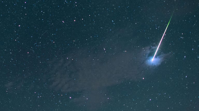 Eine Sternschnuppe leuchtet über der Nordsee in Ostfriesland. In der Nacht vom 11. auf den 12. August 2016 wird der diesjährige Sternschnuppenstrom der Perseiden seine maximale Pracht entfalten.