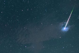 Eine Sternschnuppe leuchtet über der Nordsee in Ostfriesland. In der Nacht vom 11. auf den 12. August 2016 wird der diesjährige Sternschnuppenstrom der Perseiden seine maximale Pracht entfalten.