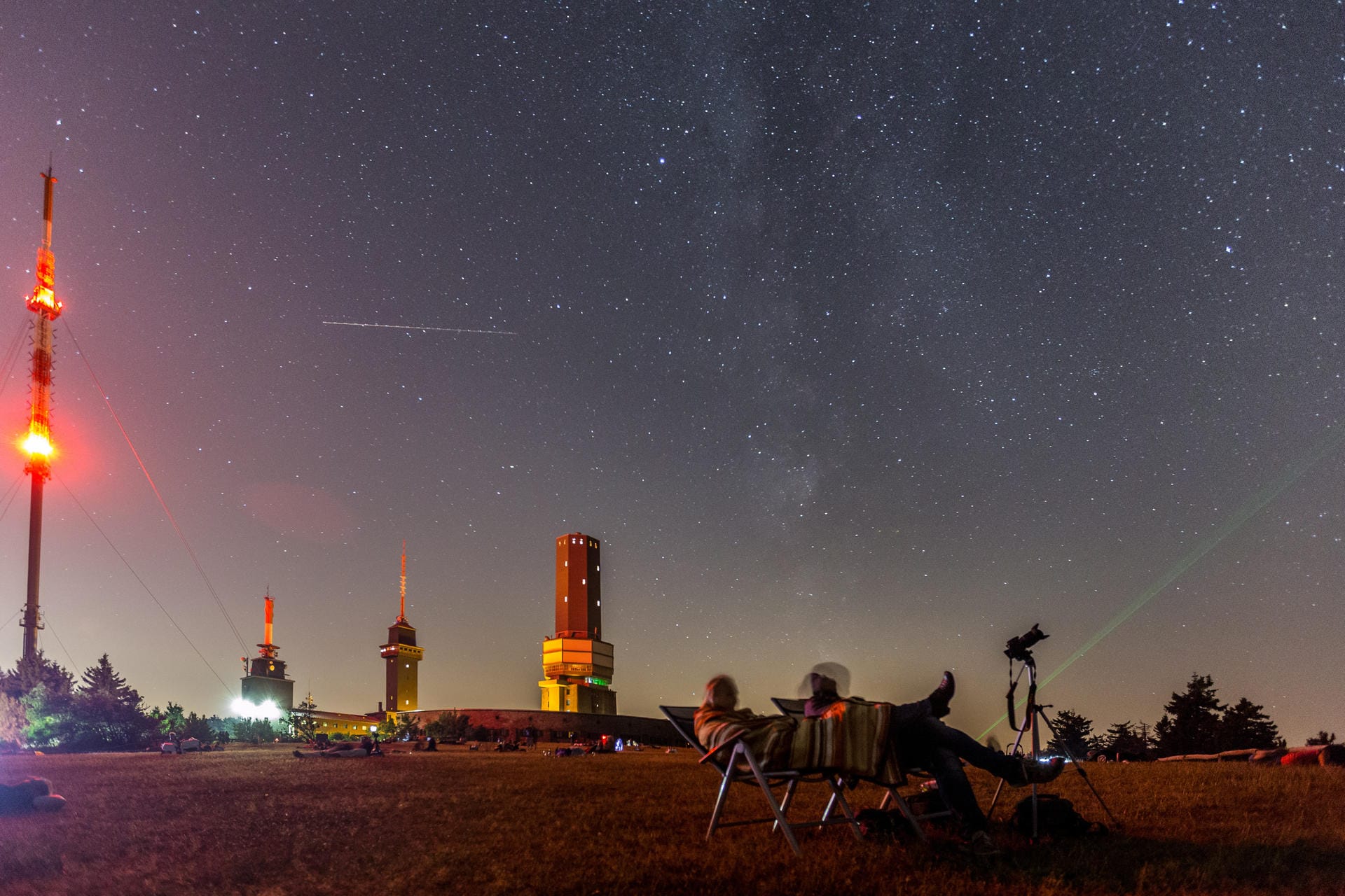 Im August 2015 beobachteten das kosmische Feuerwerk bei klarem Himmel zahlreiche Besucher auf dem Großen Feldberg im Taunus.