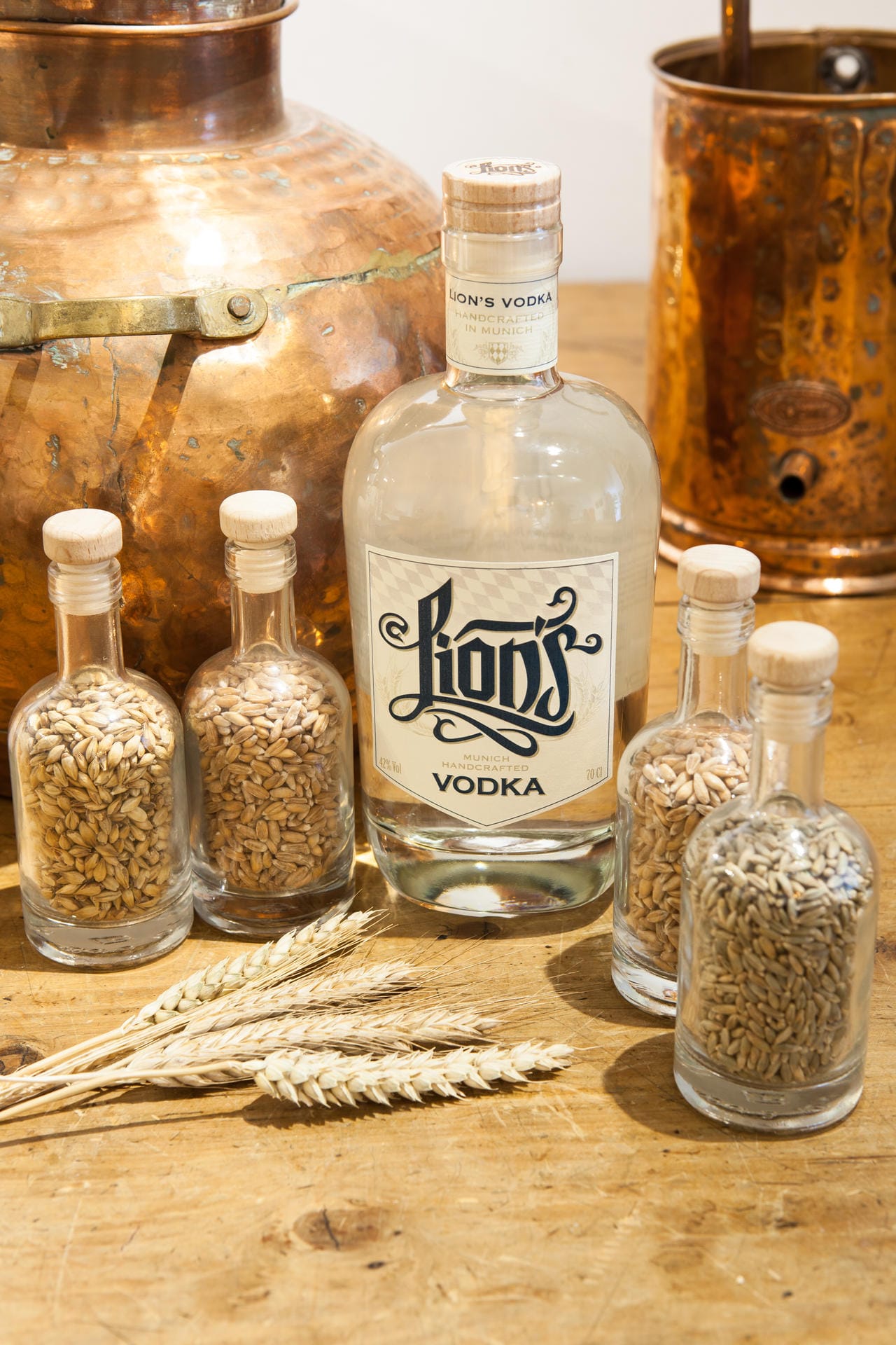 Aus der gleichen Münchner Destillerie stammt auch der "Lion's"-Wodka. Von Hand produziert und mit süßfruchtigem Getreidearoma kostet der Liter des edlen Stoffes rund 27 Euro.