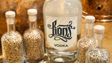 Aus der gleichen Münchner Destillerie stammt auch der "Lion's"-Wodka. Von Hand produziert und mit süßfruchtigem Getreidearoma kostet der Liter des edlen Stoffes rund 27 Euro.