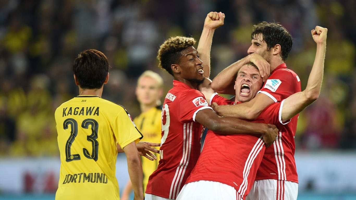 Bayerns Thomas Müller (2.v.r) bejubelt seinen Treffer gegen Dortmund.