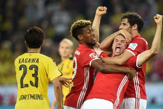 Bayerns Thomas Müller (2.v.r) bejubelt seinen Treffer gegen Dortmund.