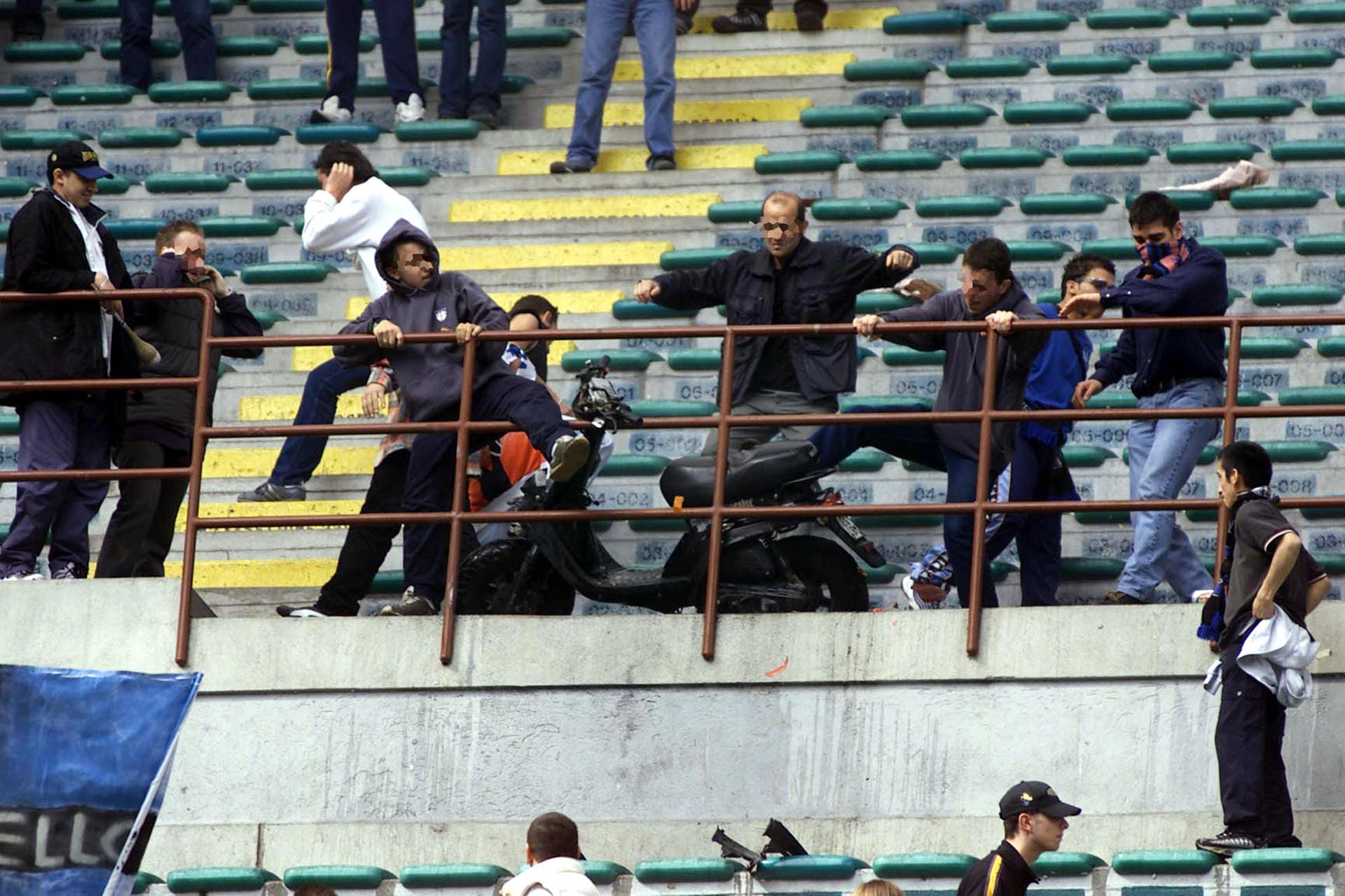 Am 6. Mai 2001 werfen Fans von Inter Mailand beim Heimspiel gegen Atalanta Bergamo eine Vespa vom Oberrang. Verletzt wurde zum Glück niemand. Der Roller wurde vor der Partie einem Bergamo-Fan gestohlen.