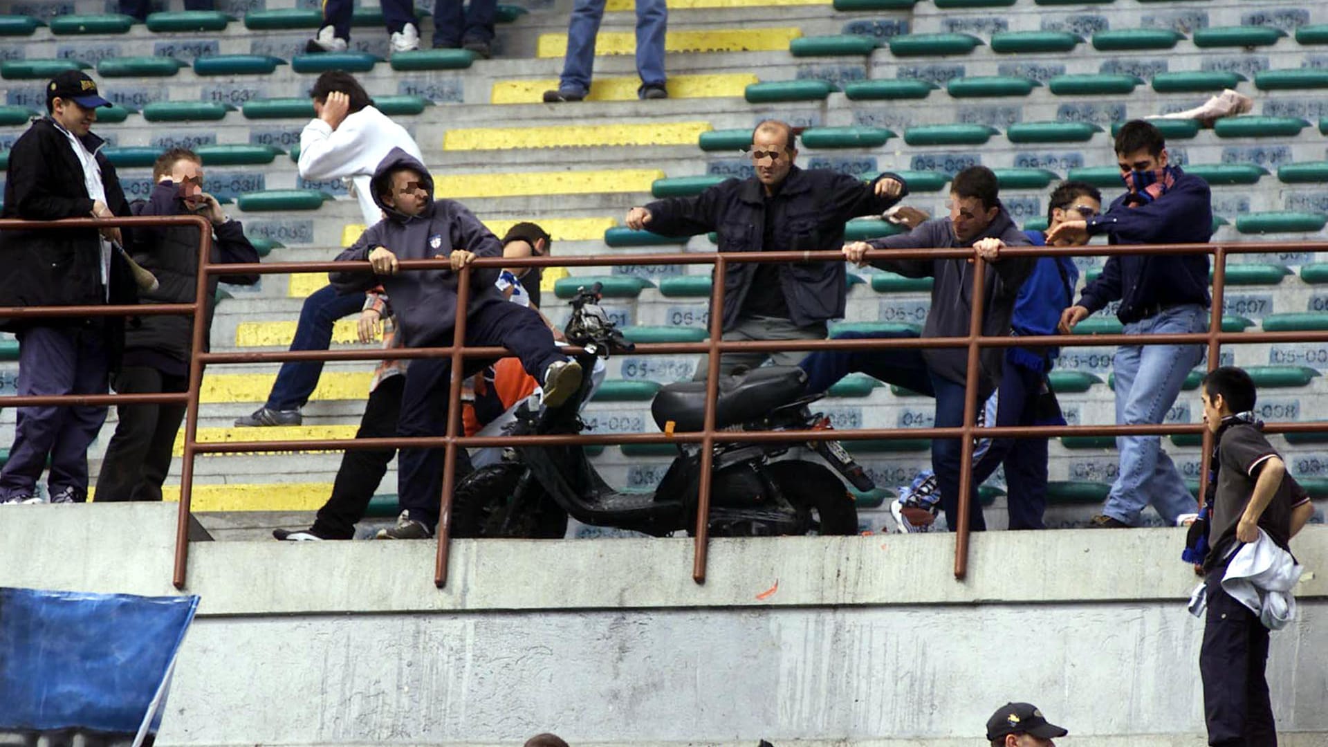 Am 6. Mai 2001 werfen Fans von Inter Mailand beim Heimspiel gegen Atalanta Bergamo eine Vespa vom Oberrang. Verletzt wurde zum Glück niemand. Der Roller wurde vor der Partie einem Bergamo-Fan gestohlen.