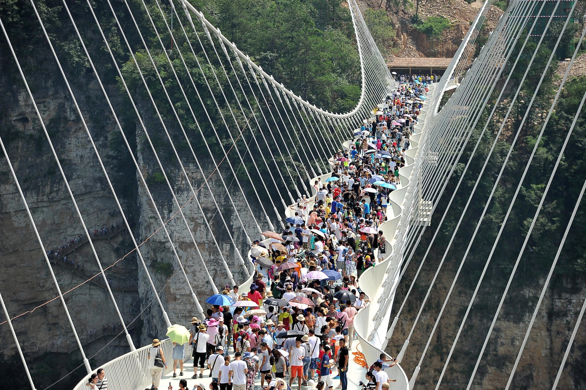 800 Menschen dürfen gleichzeitig auf die 430 Meter lange und sechs Meter breite Brücke.