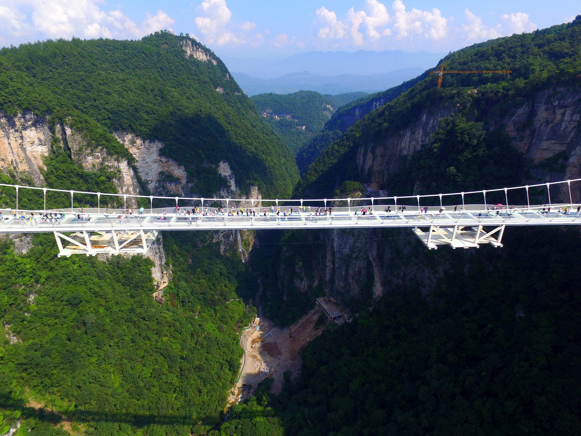Die Brücke hängt 300 Meter über einem Canyon. Menschen mit Höhenangst überlegen sich lieber zweimal, ob sie auf das Bauwerk gehen.
