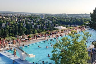 Hoch über Wiesbaden: Das Opelbad.