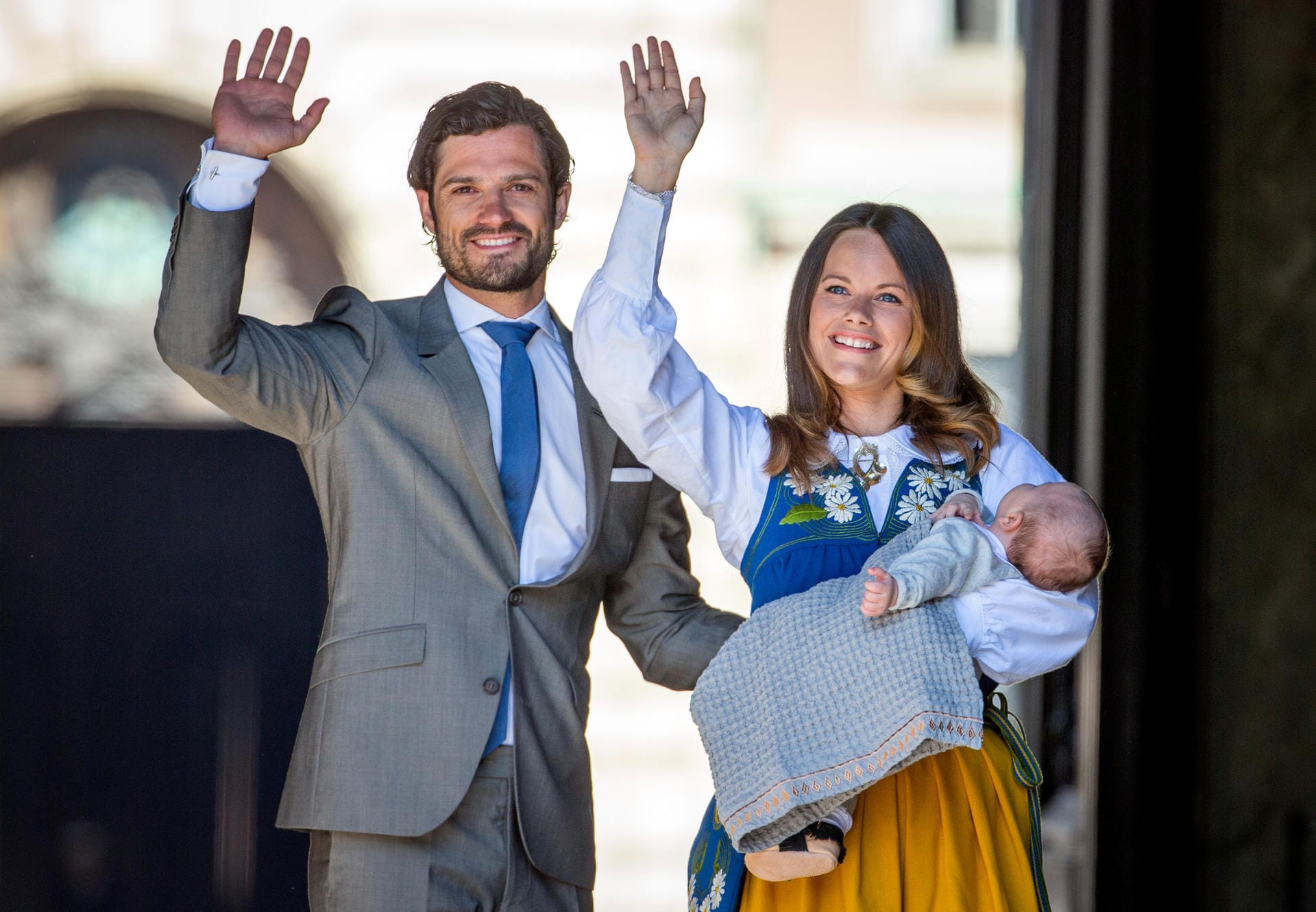 Am 19. April 2016 wurde Prinz Alexander, der erste Sohn von Prinz Carl Philip und Prinzessin Sofia, geboren. Am 6. Juni hatte der Mini-Royal beim schwedischen Nationalfeiertag seinen ersten öffentlichen Auftritt. Viel bekam er davon aber wohl nicht mit.