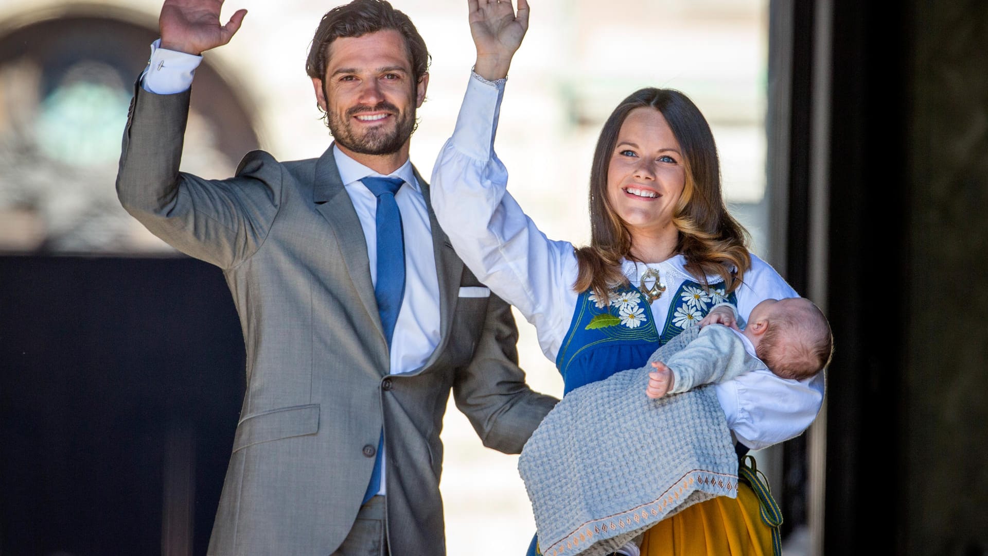 Am 19. April 2016 wurde Prinz Alexander, der erste Sohn von Prinz Carl Philip und Prinzessin Sofia, geboren. Am 6. Juni hatte der Mini-Royal beim schwedischen Nationalfeiertag seinen ersten öffentlichen Auftritt. Viel bekam er davon aber wohl nicht mit.