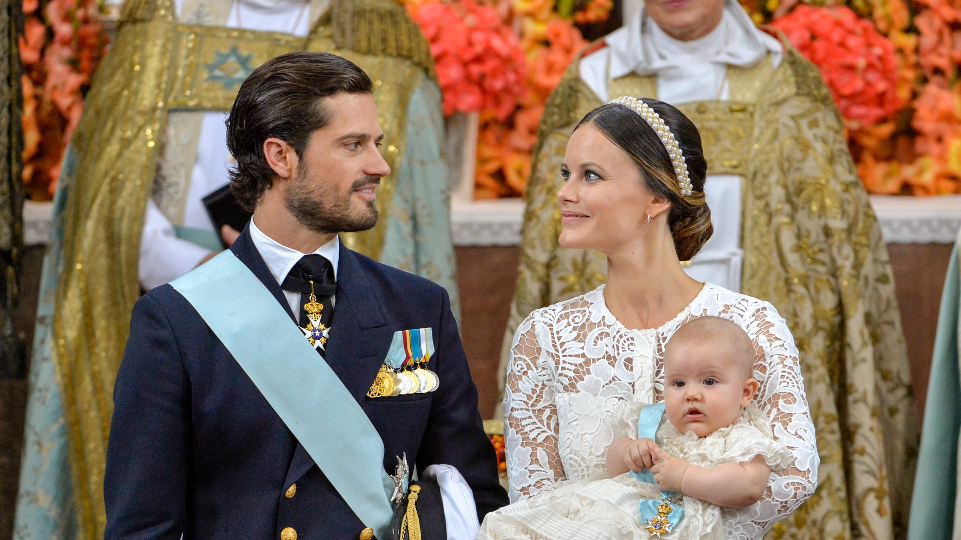 Im Alter von fünf Monaten wurde Prinz Alexander getauft. Die Zeremonie fand am 9. September 2016 in der Schlosskirche von Drottningholm statt.