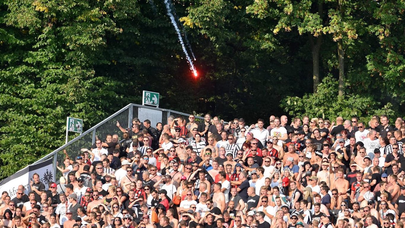Eine Leuchtrakete wird nach dem Darmstädter Führungstreffer in den Block der Eintracht-Fans geschossen.