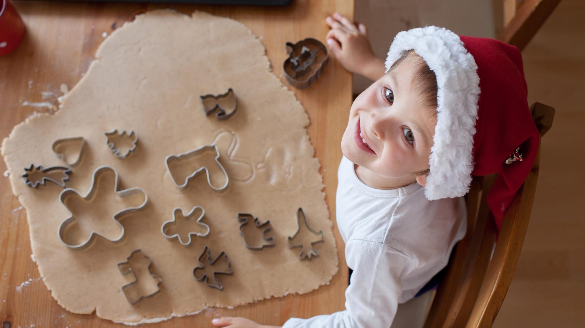 Plätzchen ausstechen macht vor allem Kindern großen Spaß.