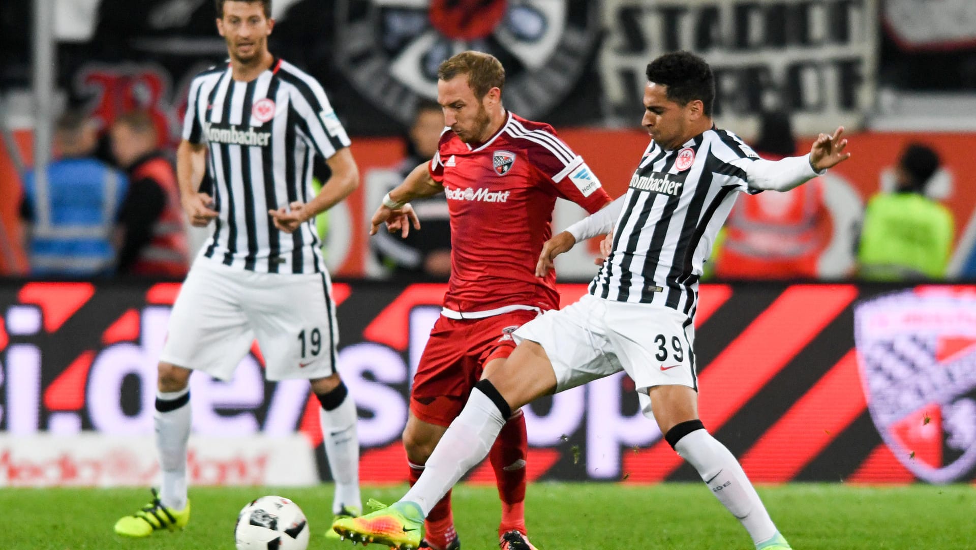 Ingostadts Moritz Hartmann (Mitte) kämpft mit Eintracht-Profi Omar Mascarell (re.) um den Ball. Ingostadts Moritz Hartmann (Mitte) kämpft mit Eintracht-Profi Omar Mascarell (re.) um den Ball.
