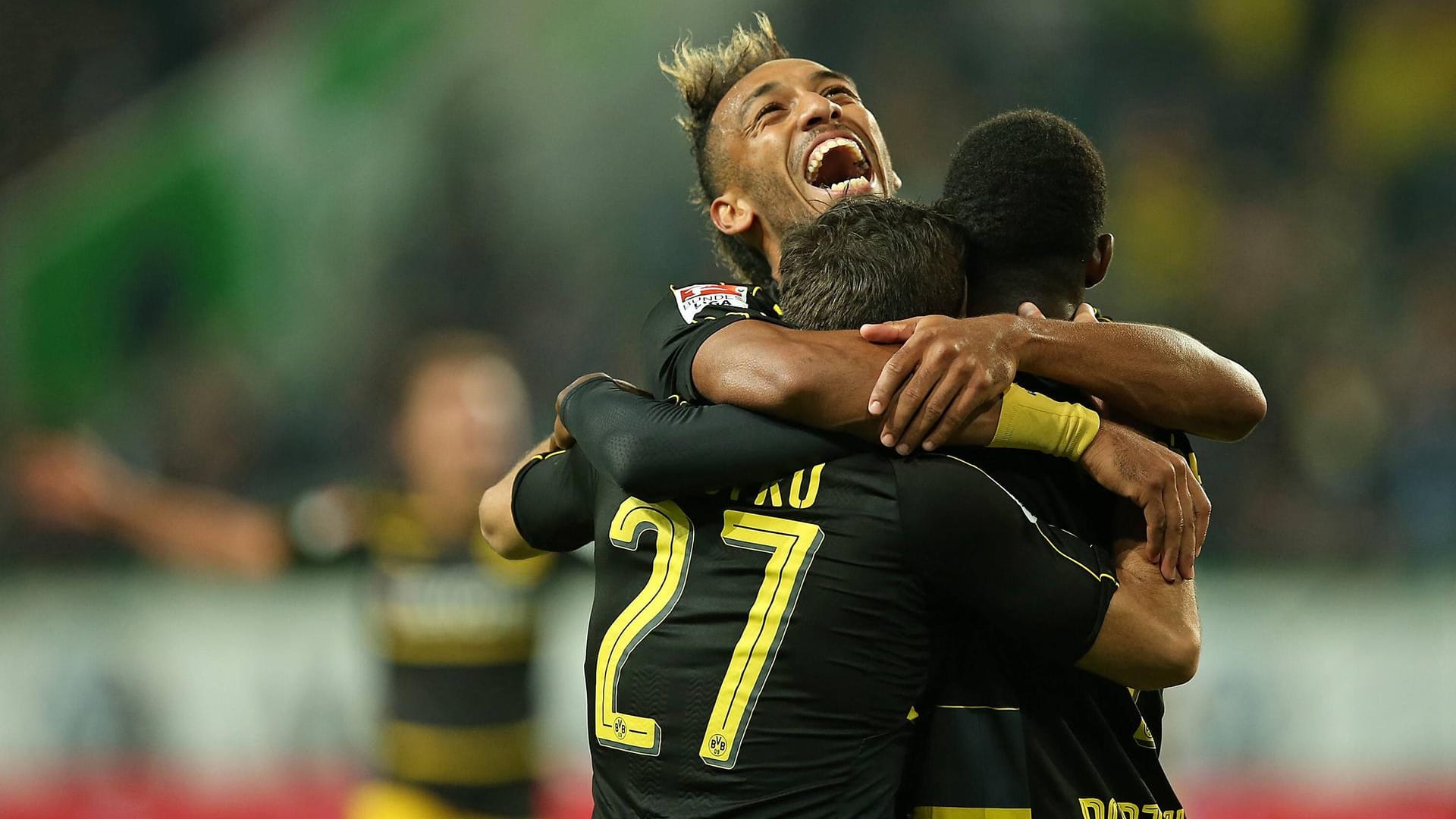 Dortmunder Jubeltraube: Pierre-Emerick Aubameyang (li.) umarmt Gonzalo Castro und Ousmane Dembele. Dortmunder Jubeltraube: Pierre-Emerick Aubameyang (li.) umarmt Gonzalo Castro und Ousmane Dembele.
