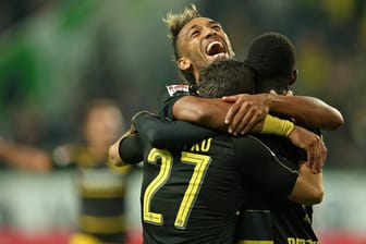 Dortmunder Jubeltraube: Pierre-Emerick Aubameyang (li.) umarmt Gonzalo Castro und Ousmane Dembele.