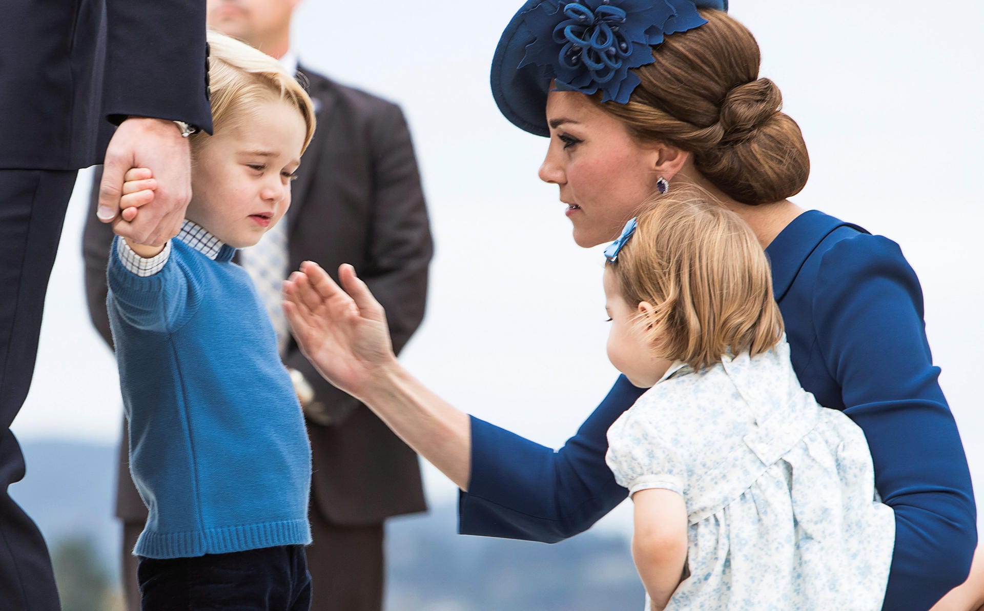 Gemeinsam mit seinem Vater Prinz William und seiner Mutter Herzogin Kate landete Prinz George am 24. September 2016 in Victoria, Kanada. Auch Schwesterchen Charlotte war natürlich dabei. Auf dem Flugplatz sprach Mama Kate beruhigend auf ihre Kinder ein.