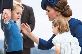 Gemeinsam mit seinem Vater Prinz William und seiner Mutter Herzogin Kate landete Prinz George am 24. September 2016 in Victoria, Kanada. Auch Schwesterchen Charlotte war natürlich dabei. Auf dem Flugplatz sprach Mama Kate beruhigend auf ihre Kinder ein.