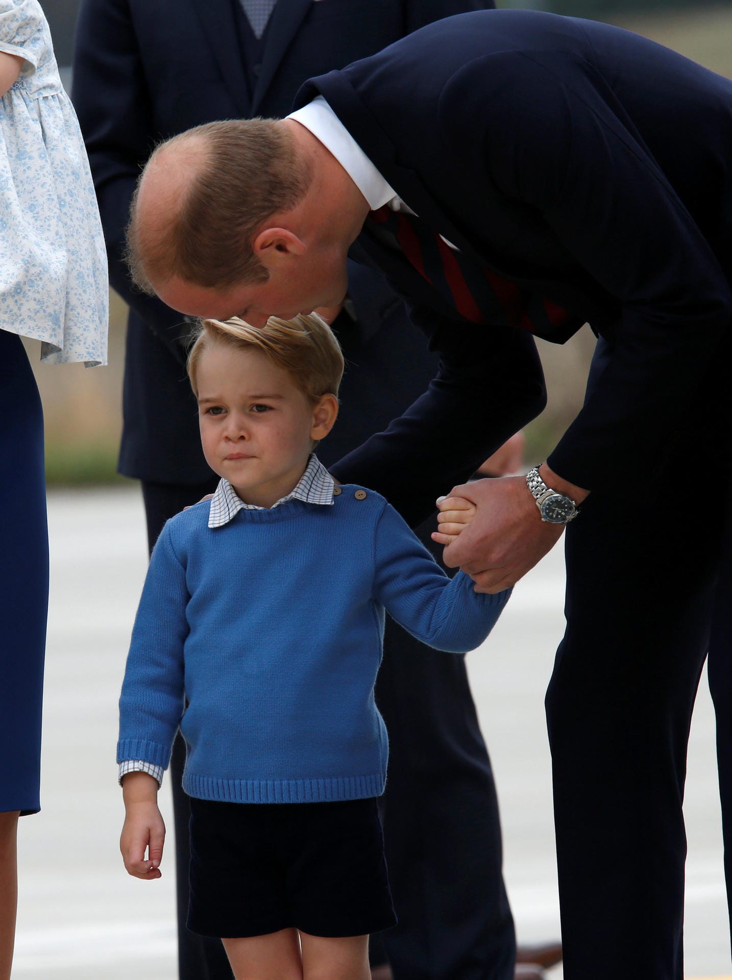 Zunächst zeigte sich der kleine Prinz noch etwas eingeschüchtert und versteckte sich hinter seinem Papa William.
