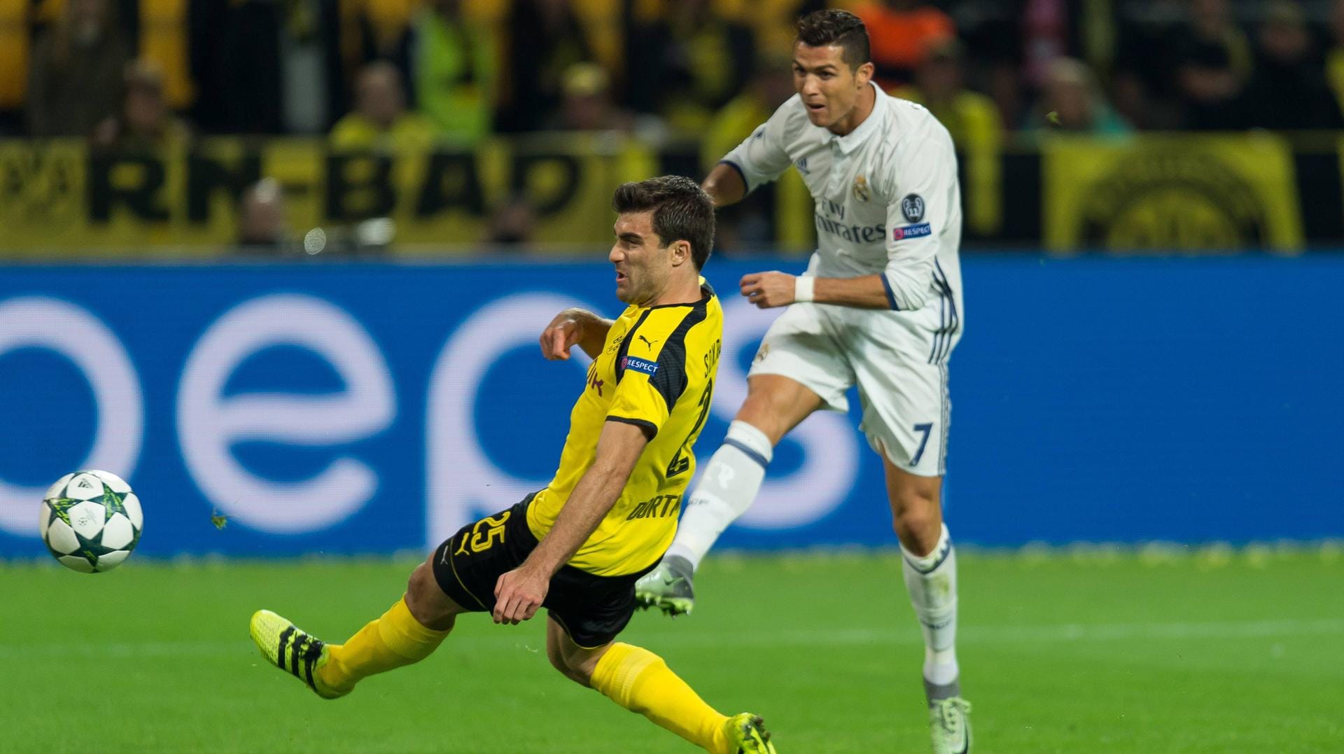 Cristiano Ronaldo (re.) netzt für Real Madrid ein.
