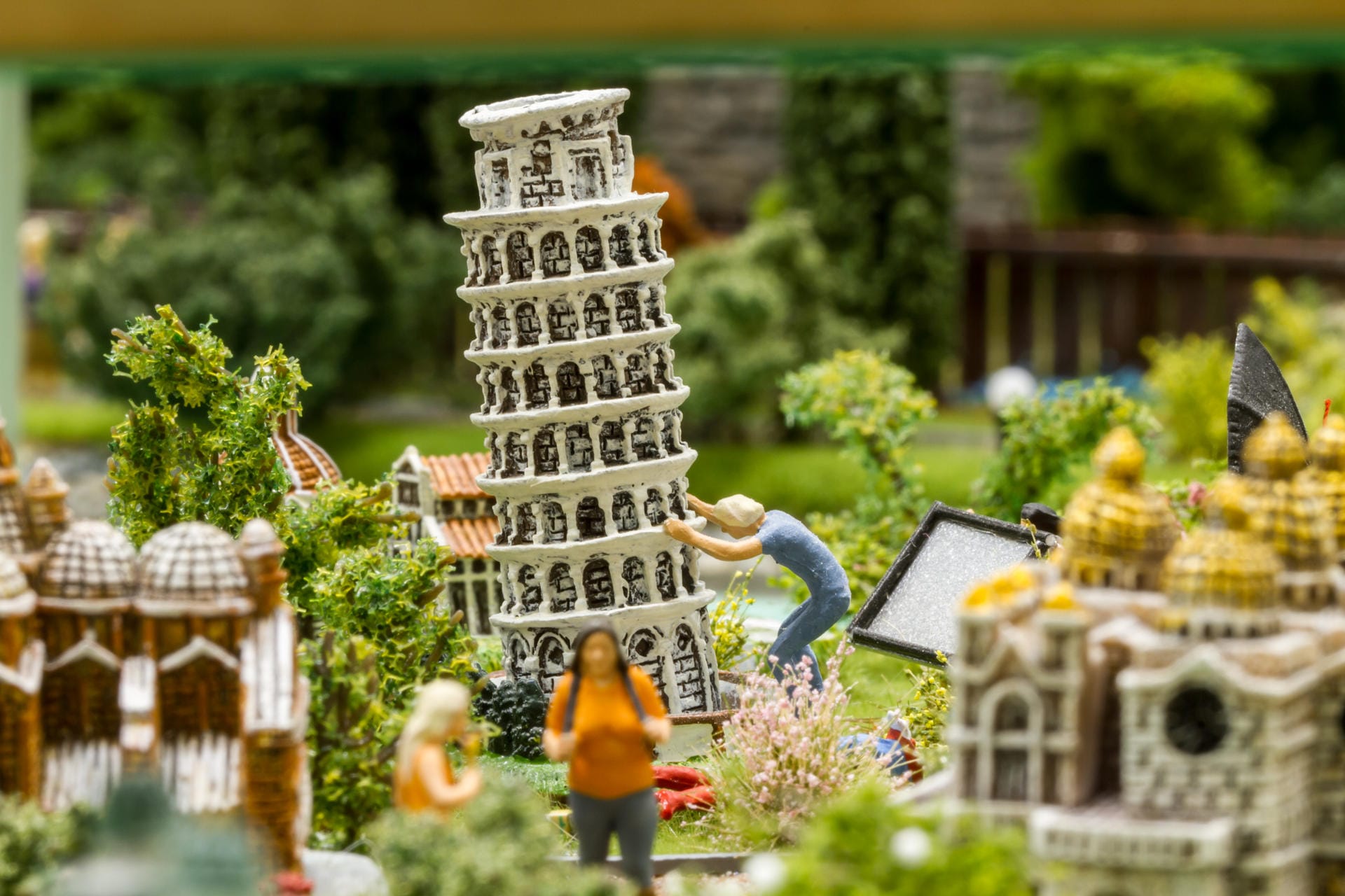 Minaturwelt in der Miniaturwelt: Der schiefe Turm von Pisa ist im neuen Abschnitt Teil eines Freizeitparks mit verkleinerten Abbildern.