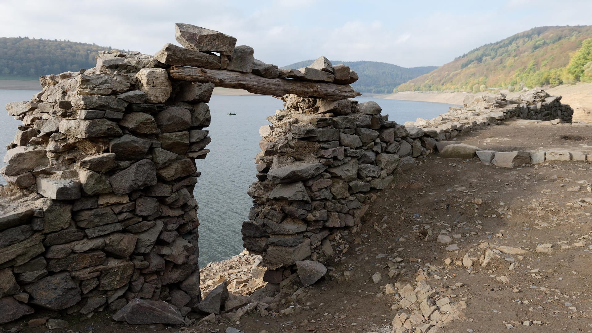 Eine alte Grundmauer steht noch im Bereich der Dorfstelle Berich, einem Teil des Edersee-Atlantis. Normalerweise sind die Mauern unter Wasser.