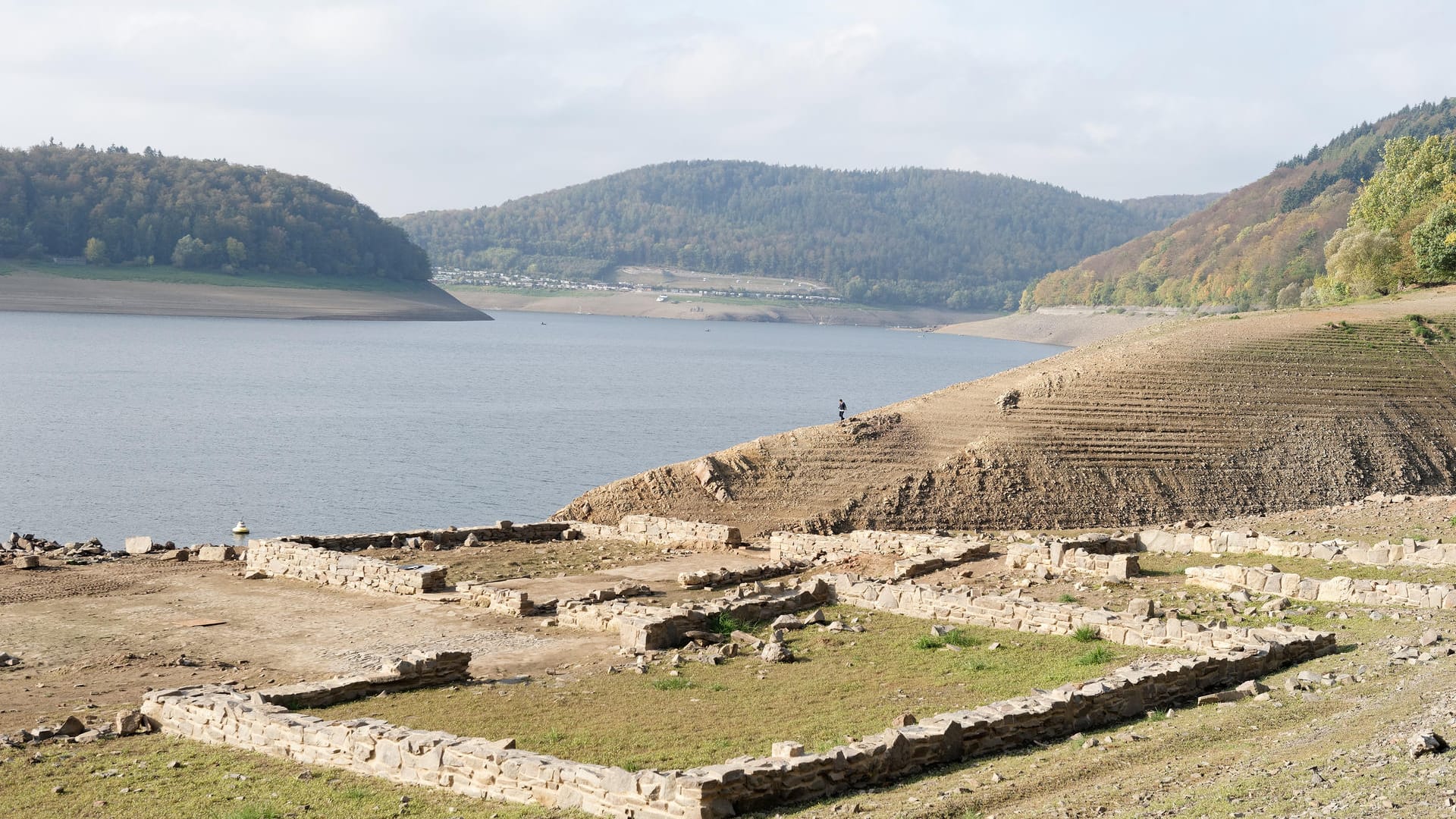 Normalerweise im Herbst sinkt der Wasserstand des Edersees, so dass die Ruinen zu sehen sind. Viele Besucher kommen dann extra für das "Atlantis".